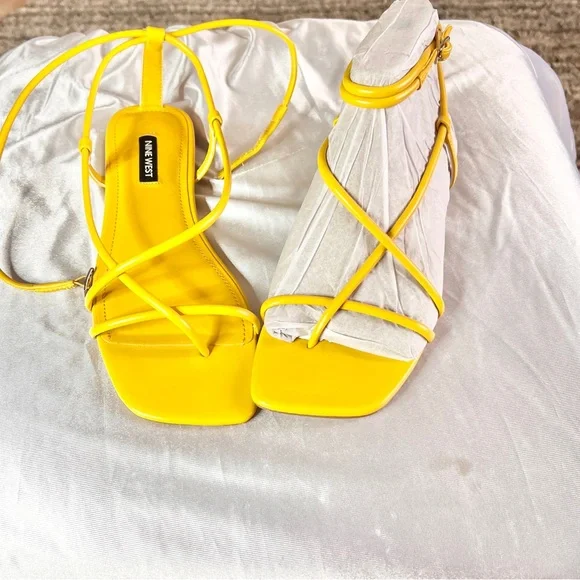 Women shoes size 8 slightly worn $20 each pair but the Mk boots are $100 - Picture 11 of 13